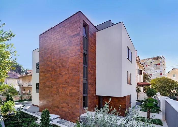 Residence by Vestibul Palace